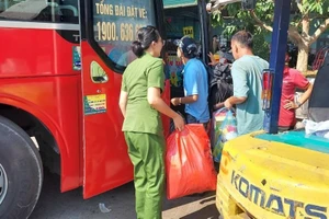 Công an Quảng Ngãi đưa một người câm điếc đi lạc gần 1.000km về nhà