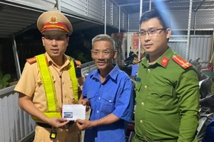 Quảng Ngãi: Hỗ trợ người đàn ông bị xe khách bỏ rơi giữa đường