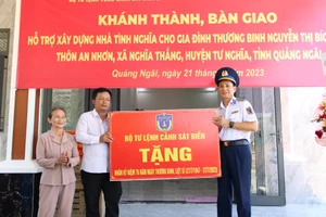 Bộ Tư lệnh Vùng Cảnh sát biển 2 bàn giao nhà tình nghĩa cho gia đình chính sách