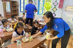 Mang yêu thương đến học sinh H’rê xóm Đèo