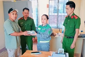 Nhặt được gần 100 triệu đồng, một công nhân trả lại cho người đánh mất