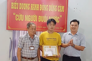 Biểu dương học sinh lớp 10 dũng cảm cứu người bị ngã xuống kênh