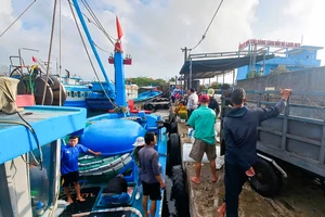 Tàu cá Quảng Ngãi hư hỏng, thả trôi nhiều giờ trên vùng biển Hoàng Sa