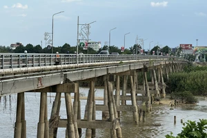 Cầu Trà Khúc 1 đang xuống cấp nghiêm trọng, nhất phần chân cầu đã "rệu rã"