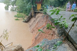 Quảng Ngãi: Lũ trên sông Vệ gây sạt lở đường giao thông