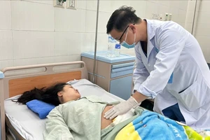 Cứu sống một sản phụ nguy kịch chuyển từ đảo Lý Sơn vào đất liền