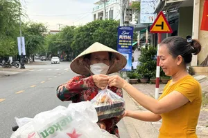 “Bữa trưa yêu thương” đón Tết Độc lập ở Quảng Ngãi