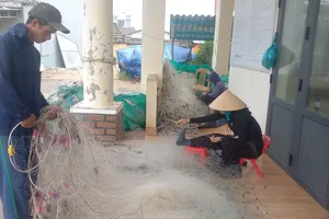 Người dân Quảng Ngãi khẩn trương phòng chống bão số 12