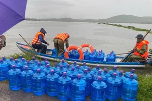 Quảng Ngãi: Hỗ trợ nước sạch cho người dân vùng cô lập do ngập lụt