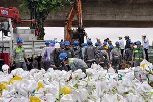 Quảng Ngãi: Hàng trăm người dùng bao cát chặn nước sông Trà Khúc tràn vào kênh Sông Đào