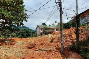 Quảng Ngãi: Sạt lở núi ThatXo làm hư hại nặng một trụ sở Trung tâm bồi dưỡng chính trị