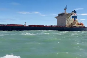 Vụ tàu STAR BUENO mắc cạn: phải hút toàn bộ 2.200m³ dầu