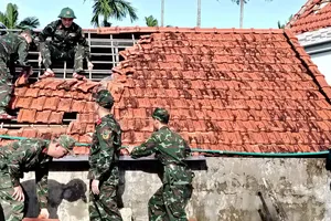 Quảng Ngãi: Huy động cán bộ, chiến sĩ giúp dân khắc phục hậu quả bão số 13