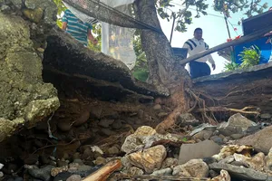 Nhiều đoạn bờ kè ven biển Quảng Ngãi bị sóng lớn tàn phá