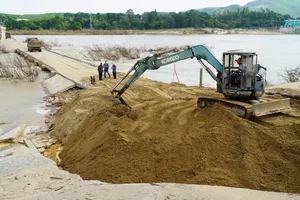 Quảng Ngãi: Khắc phục tạm thời mặt cầu tràn Thạch Nham bị hư hỏng