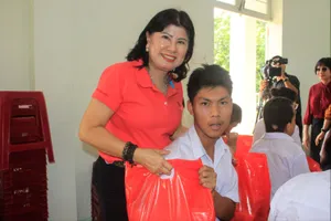 Các đoàn thể, doanh nghiệp tặng quà cho Trung tâm Nuôi dạy trẻ khuyết tật Võ Hồng Sơn