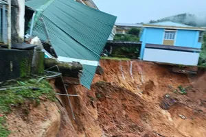 Hàng chục khối đất đá sạt xuống khu bán trú một trường học miền núi Quảng Ngãi