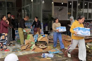 Người dân Quảng Ngãi hướng về vùng lũ, gửi từng chiếc bánh, từng chuyến hàng