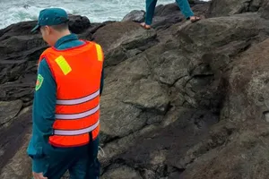 Một người dân Đà Nẵng vào Quảng Ngãi đi câu, bị sóng đánh trôi