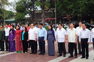 Delegates of Hanoi offer flowers to commemorate Lenin (photo SGGP)