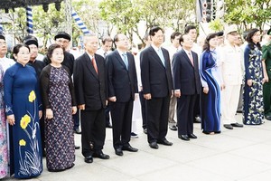 The HCMC delegates offer flowers at President Ho Chi Minh statue. Picture: QUANG HUY