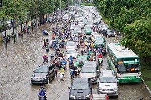 Nguyen Huu Canh road is considered waterlogged, not flooded (photo SGGP)
