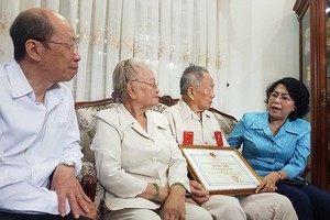  Comrade To Thi Bich Chau extends her best wishes to Mr. Duong Chi Thanh