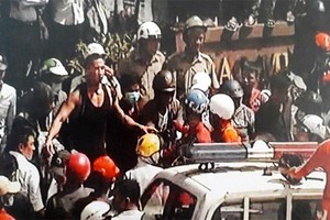  Nguyen William Anh (wearing a black T-shirt) climbs the special car (photo VOV)