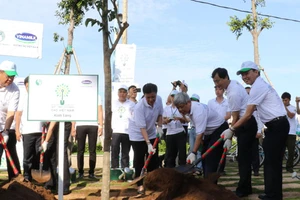  Các đại biểu cùng thực hiện nghi thức trồng cây, mang ý nghĩa chung tay góp sức nâng cao, cải thiện môi trường sống.