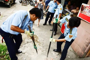 Tháo dỡ diện tích lấn chiếm vỉa hè ở quận 1, TPHCM