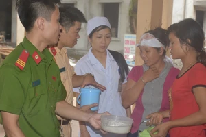 “Nồi cháo yêu thương” ấm áp tình quân dân