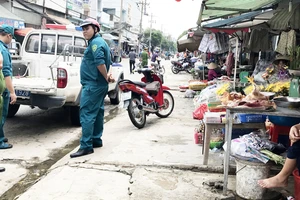 Gia cầm sống vẫn bán tràn lan 