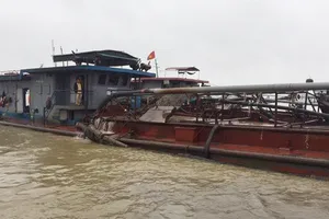 Hưng Yên: Bắt giữ 4 tàu hút cát trái phép trên sông Hồng