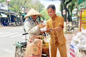 Tấm lòng sẻ chia với người nghèo