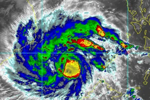 Bão số 16 giật cấp 15 đang quét qua Trường Sa, sóng biển cao 10m ​
