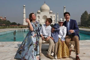 Thủ tướng Canada Justin Trudeau cùng vợ và các con ở trước đền Taj Mahal, thành phố Agra, bang Utar Pradesh, Ấn Độ, ngày 18-2-2018. Ảnh: REUTERS