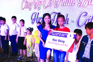 Hơn 100 triệu đồng trao cho học sinh nghèo tại TPHCM và Long An 