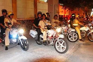 Cảnh sát giao thông phối hợp với các đơn vị nghiệp của công an TPHCM tuần tra, chốt chặn xử lý các trường hợp vi phạm giao thông. Ảnh: TUẤN VŨ