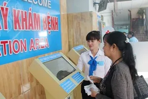 Nhân viên công tác xã hội bệnh viện quận Thủ Đức, TPHCM đang hướng dẫn cho người bệnh làm thủ tục. Ảnh minh họa