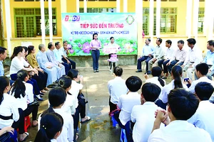 Trao học bổng “Tiếp sức đến trường” cho học sinh có hoàn cảnh khó khăn vượt khó học giỏi