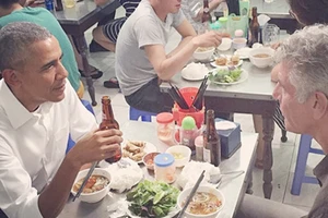 Tổng thống Mỹ Obama ăn bún chả cùng Bourdain tại Hà Nội, Việt Nam năm 2016. Ảnh: Instagram Anthony Bourdain