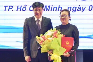 TS. Trịnh Xuân Hiếu – Ủy viên Ban cán sự Đảng, Vụ trưởng Vụ Tổ chức Cán bộ - Bộ GD-ĐT trao quyết định bổ nhiệm cho TS. Nguyễn Thị Minh Hồng