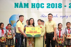 160 suất học bổng “Đạm Cà Mau - Hạt ngọc mùa vàng” 