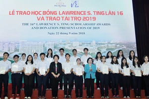 Công ty TNHH Phát triển Phú Mỹ Hưng trao học bổng Lawrence S. Ting và trao tài trợ năm 2019 