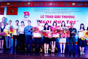 Các phóng viên, biên tập viên nhận giải thưởng “Ngòi bút trẻ” 2017