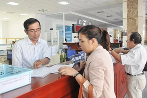 Đăng ký thuế tại Cục Thuế TPHCM. Ảnh: CAO THĂNG