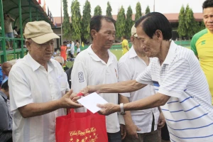 Chi hội trưởng Chi hội Cựu cầu thủ bóng đá TPHCM Hồ Thanh Cang tặng quà cho các cựu cầu thủ. Ảnh: MINH QUÂN ​