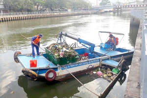 Miệt mài lao động ngày tết