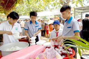 Người lao động xếp hàng trật tự vào quán cơm Đồng Hành để có bữa trưa đủ chất