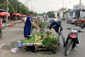 Đi chợ công nhân